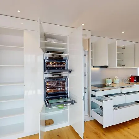 Stylish Penthouse In The - Sun 17 アパート